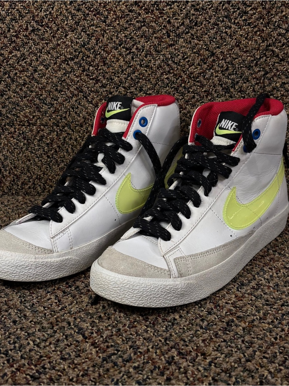 Nike Blazer Mid 77 White Volt
Mystic Hibiscus Kids Size 6Y
Sneakers